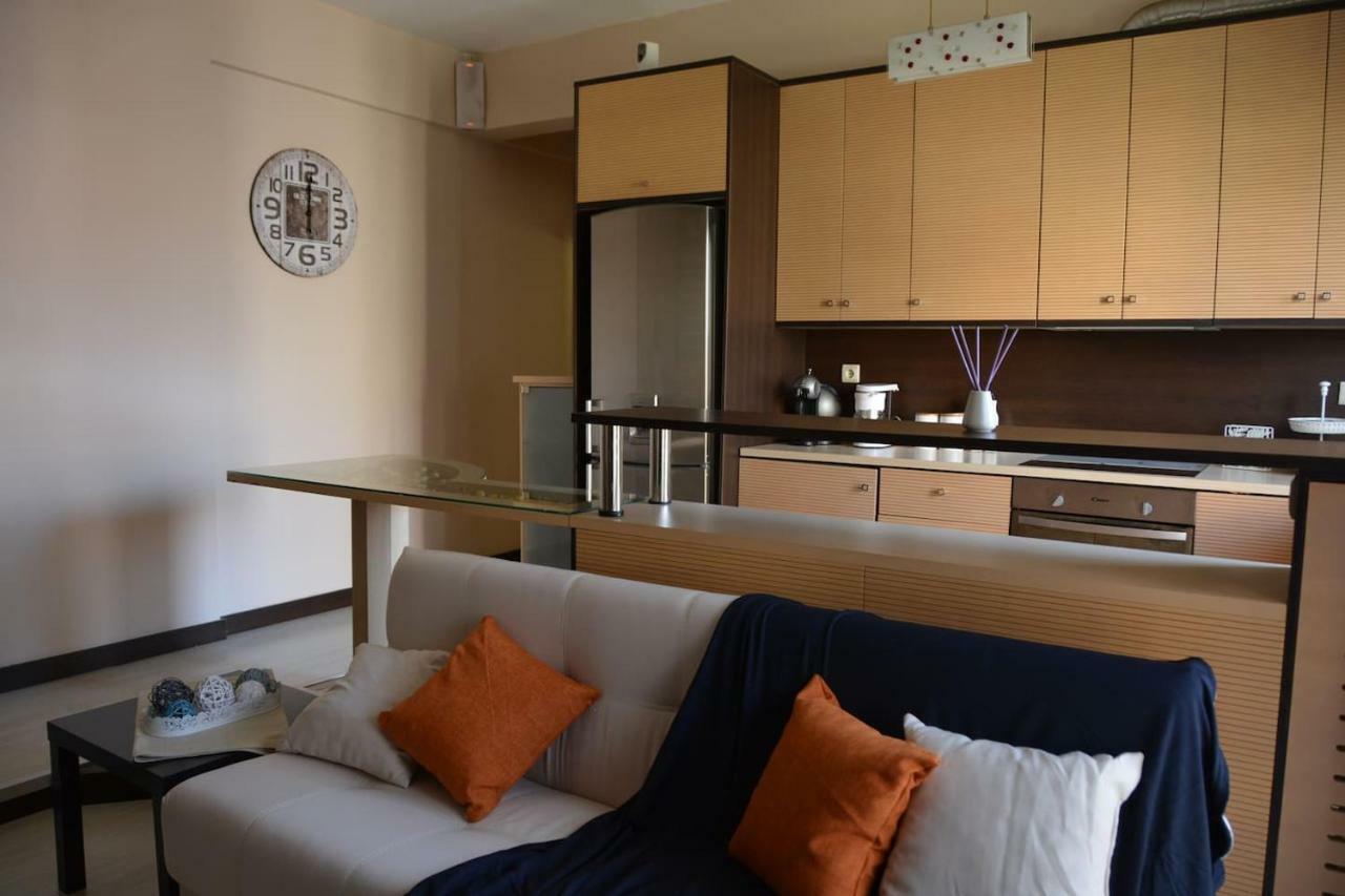 Modern Apartment, 5΄ Walk From Central Metro Station アテネ エクステリア 写真
