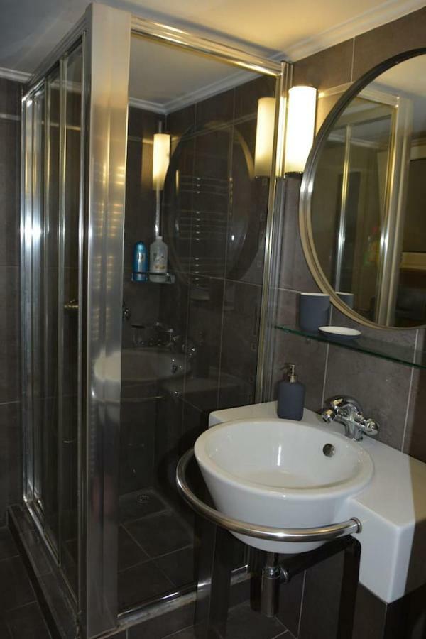 Modern Apartment, 5΄ Walk From Central Metro Station アテネ エクステリア 写真