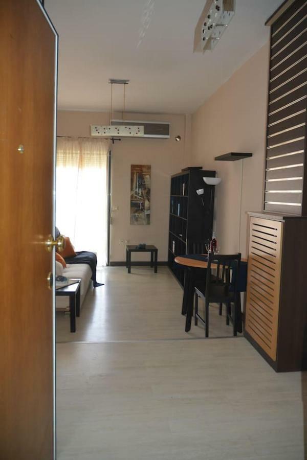 Modern Apartment, 5΄ Walk From Central Metro Station アテネ エクステリア 写真